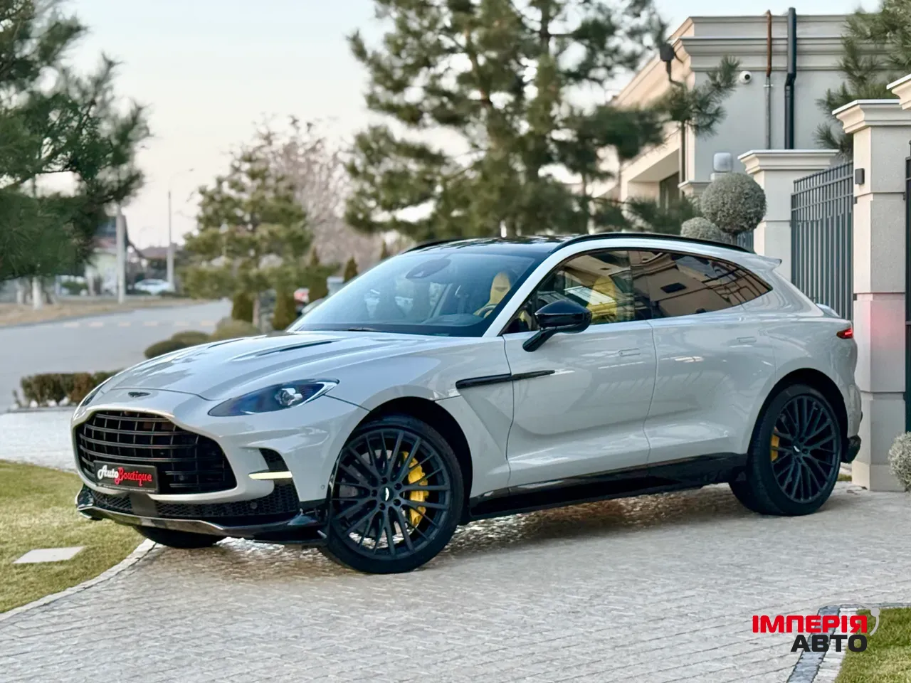 Aston Martin DBX - фото 7