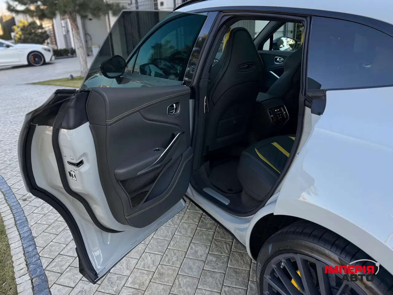 Aston Martin DBX - фото 35