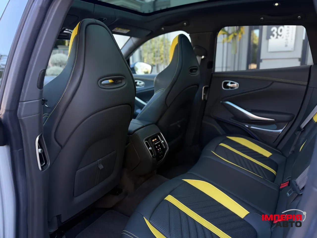 Aston Martin DBX - фото 36