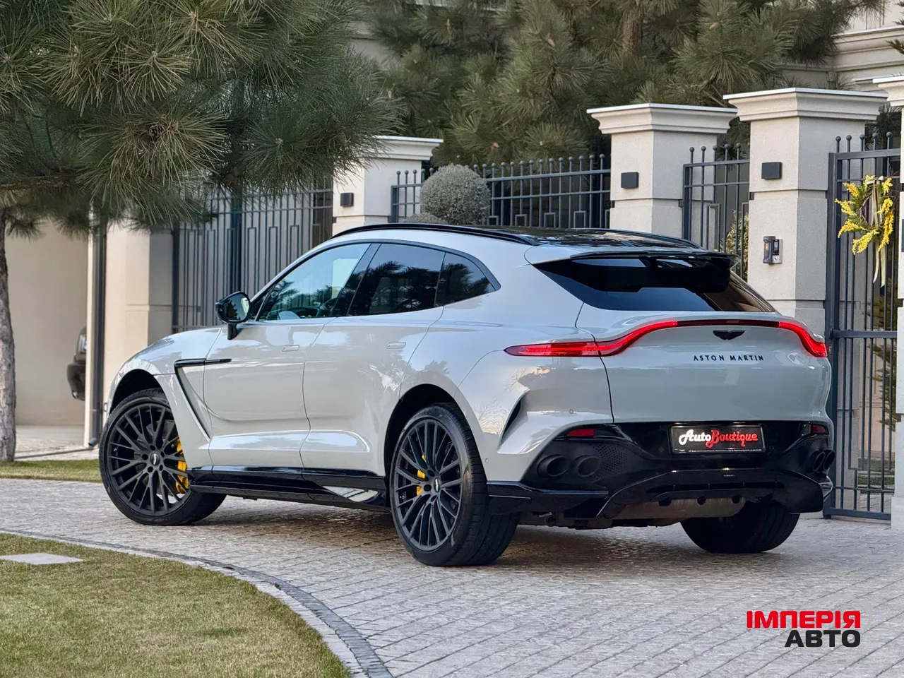 Aston Martin DBX - фото 10
