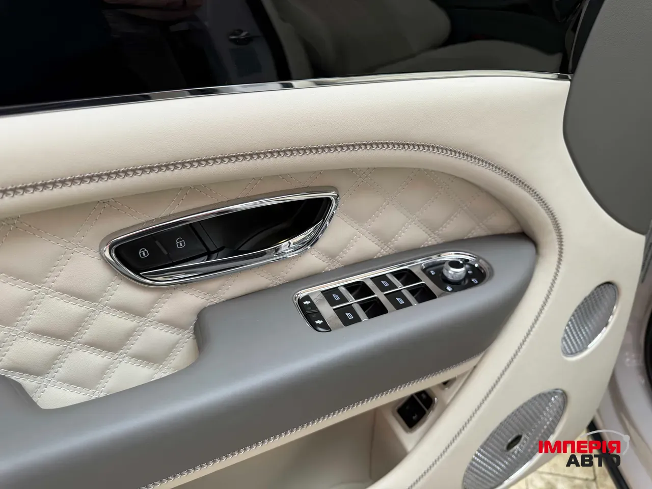 Bentley Bentayga - фото 14